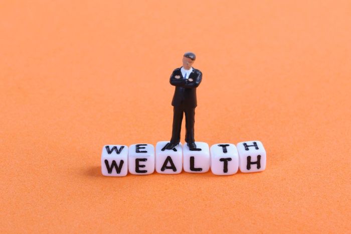 Group of businessman people standing on dominoes - Creative Commons Bilder Group of businessman people standing on dominoes - Creative Commons Bilder